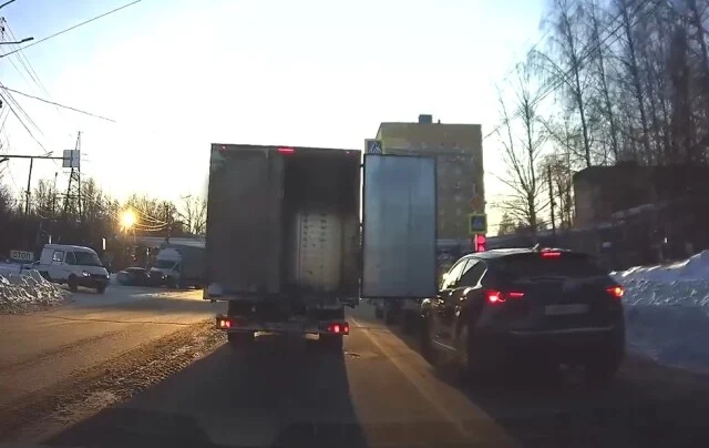  В Кирове водитель &laquo;Газели&raquo; задел стоящую на светофоре &laquo;Мазду&raquo; и уехал