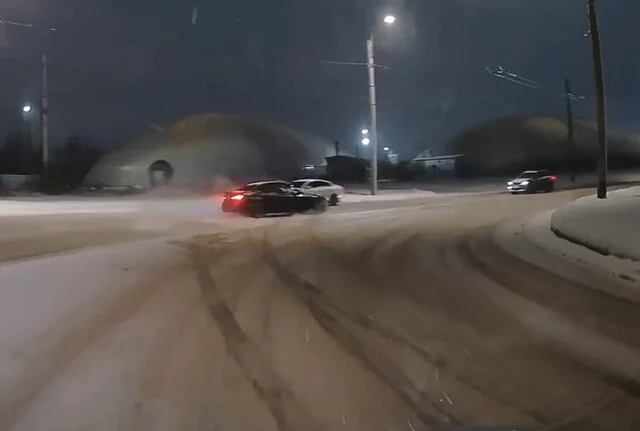  &laquo;Ушёл на повороте в занос&raquo;: два автомобиля столкнулись в Санкт-Петербурге