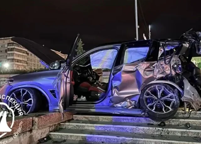  В Магнитогорске лихач на BMW сбил девушку и врезался в крыльцо здания администрации