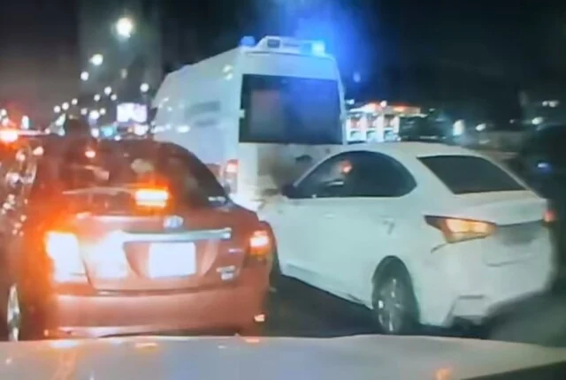  В Петербурге водитель &laquo;Соляриса&raquo; пристроился за скорой, но не рассчитал дистанцию