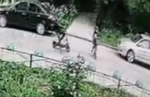  В Кудрове парень на самокате сбил ребенка и скрылся