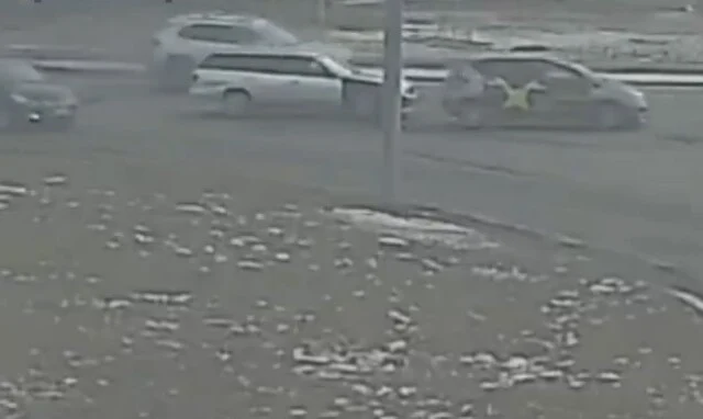  Таксист выезжал на кольцо и не уступил дорогу: камера запечатлела момент ДТП в Красноярске