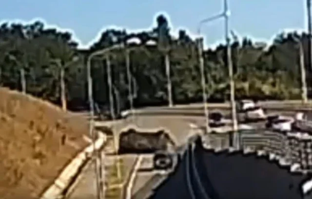  Автомобиль перевернулся возле авторынка в Белгороде