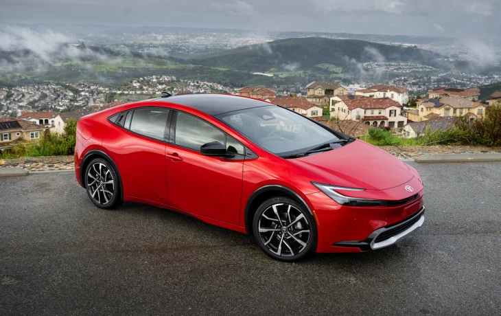 Toyota освежила Prius и хэтчбек Corolla: скромные обновки и подорожание