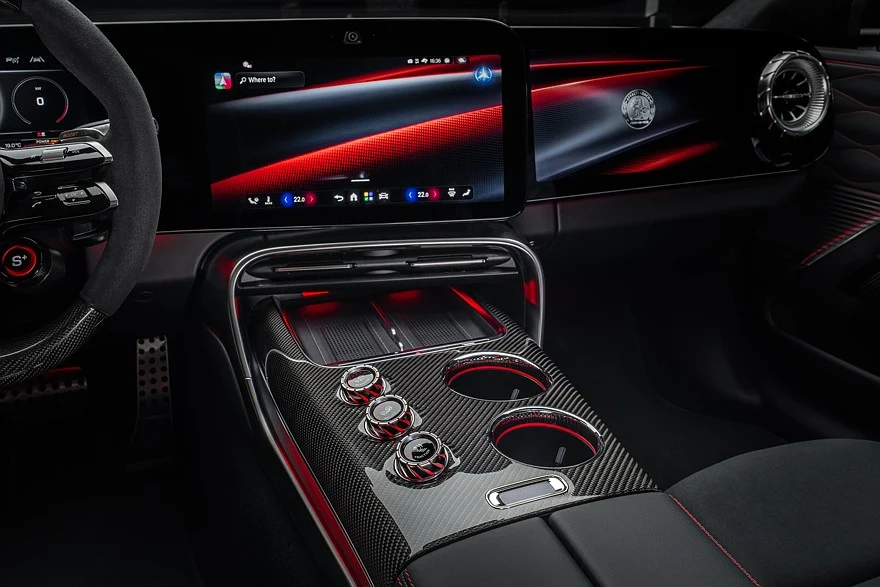 На фото: салон нового Mercedes-AMG GT 4-door Coupe