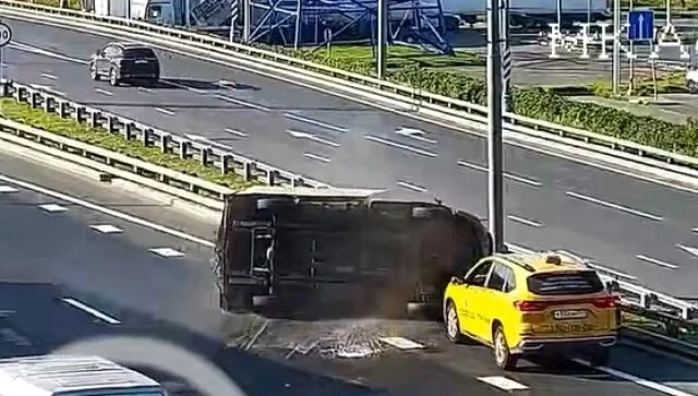  &laquo;Лопнуло колесо&raquo;: автомобиль опрокинулся в результате ДТП на МКАД