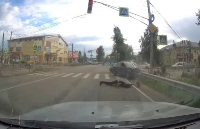  В Нижегородской области водитель &laquo;Лады&raquo; проехал на красный столкнулся с другим автомобилем и сби