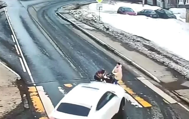  Женщину с коляской сбили на пешеходном переходе в Архангельске