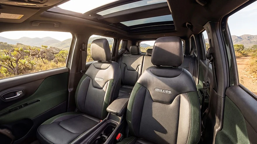 На фото: салон обновлённого Jeep Renegade Willys