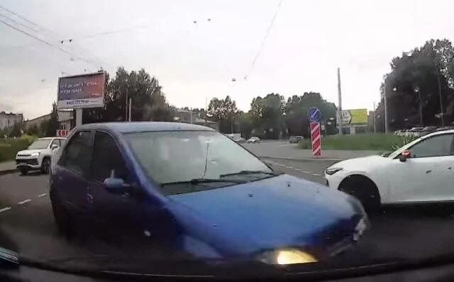  Авария в Петербурге: водитель &laquo;Логана&raquo; пытался повернуть налево и не пропустил автомобиль