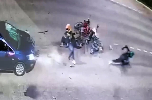  В Тульской области автомобиль снёс подростков на питбайках