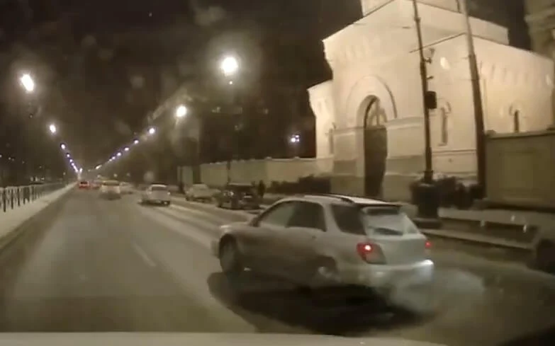  В Петербурге автомобиль &laquo;сбежал&raquo; от владелицы и врезался в Cadillac&nbsp;