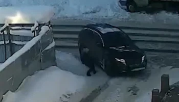  В Архангельске девочка поскользнулась и упала под колеса автомобиля