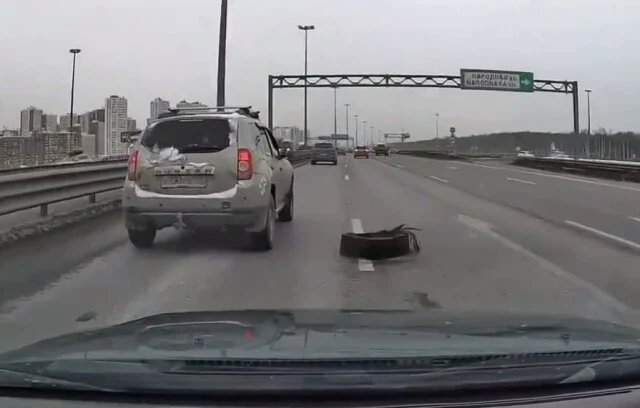  Кто-то потерял колесо на внешней стороне КАД в Петербурге