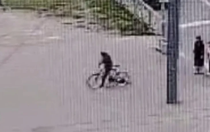  В Петербурге велосипедист сбил школьницу и скрылся