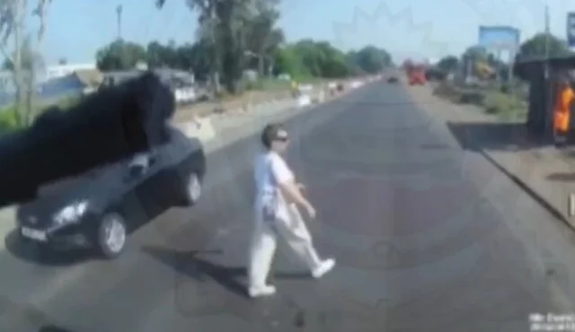  &laquo;Переходила дорогу в неположенном месте и не смотрела по сторонам&raquo;: женщина попала под колеса Ка