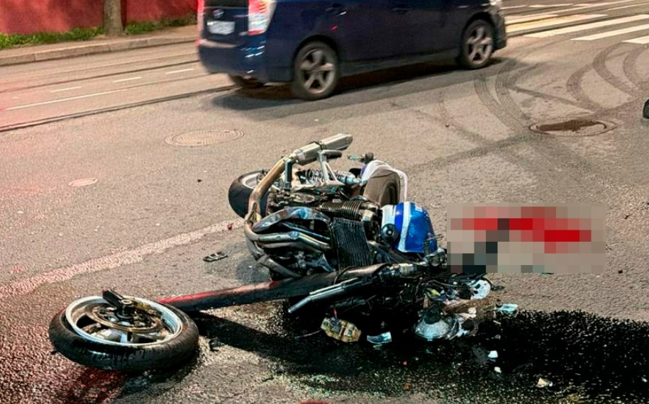 В Петербурге девушка на Kia не уступила дорогу мотоциклу