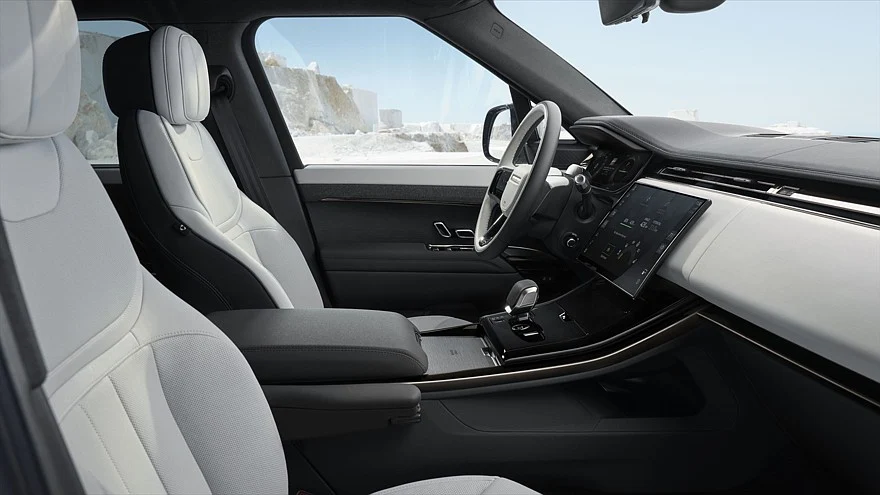 На фото: салон Range Rover Sport Electric First Edition
