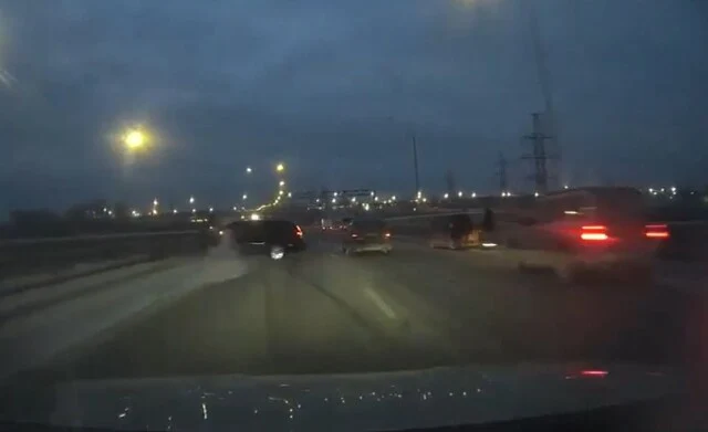 Момент ДТП на объездной в Тюмени: водитель поздно заметил препятствие на дороге
