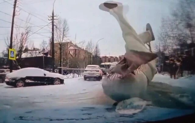  В Архангельске 46-летний водитель &laquo;Мерседеса&raquo; сбил девушку на пешеходном переходе