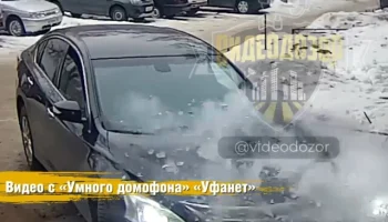  &laquo;Хотел высадить ребенка&raquo;: глыба льда упала на автомобиль в Стерлитамаке