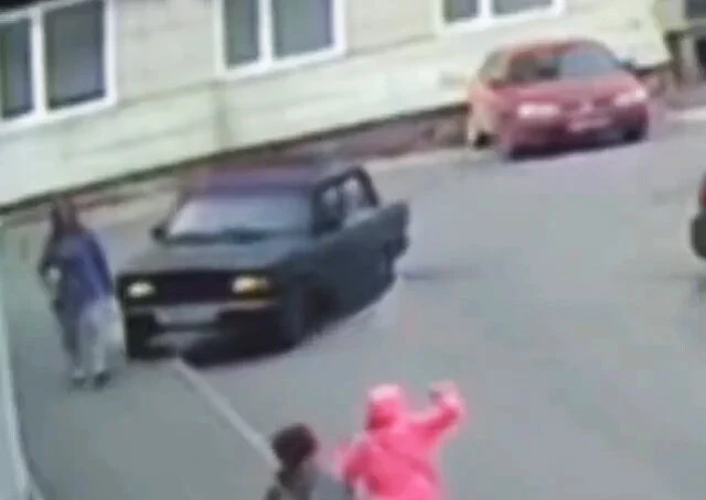  В Томске пенсионер сбил девушку на тротуаре и скрылся с места ДТП