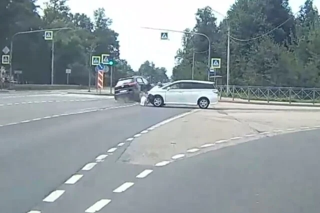  Автомобиль перевернулся в результате ДТП на перекрестке в Петербурге