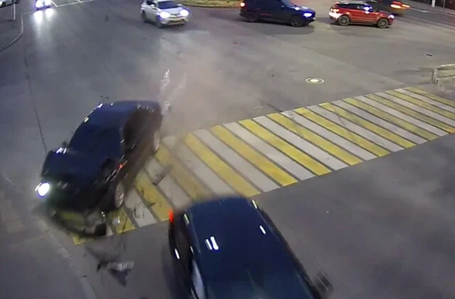 BMW и Honda не поделили перекресток в Волгограде: пострадала женщина