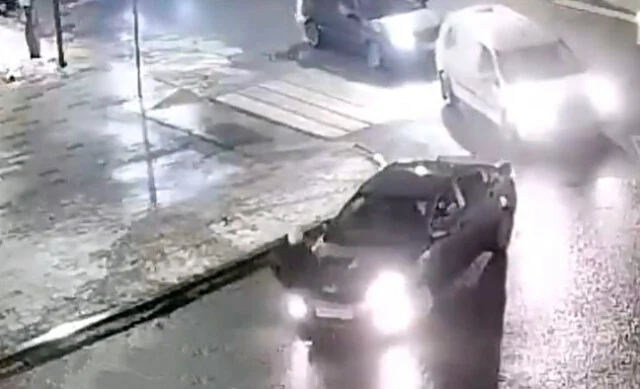  В Уфе неадекватная женщина кидалась на проезжающие автомобили