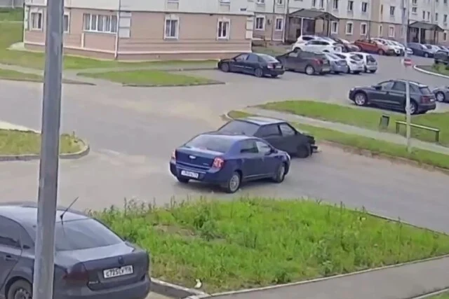  &laquo;Лада&raquo; врезалась в столб в ЖК &laquo;Светлый&raquo; в Казани