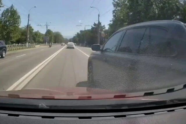  Конфликт на дороге в Симферополе едва не закончился лобовым ДТП