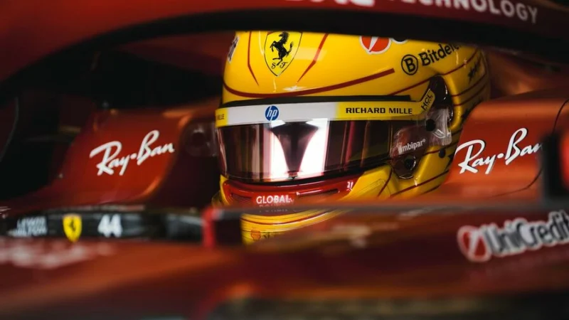 Льюис Хэмилтон задает темп в первой тренировке Ф1 в Сильверстоуне