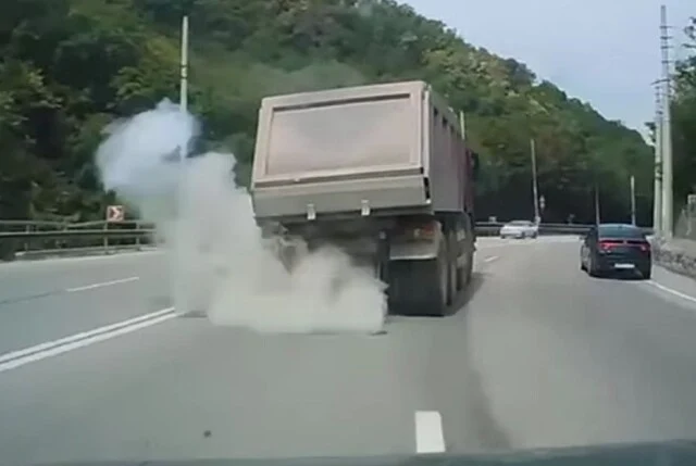  &laquo;На волоске от смерти&raquo;: на трассе Симферополь — Алушта у самосвала на ходу взорвалось коле