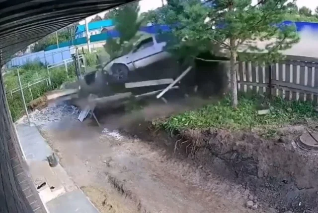  Под Уфой автомобиль вылетел с дороги и врезался в стену дома