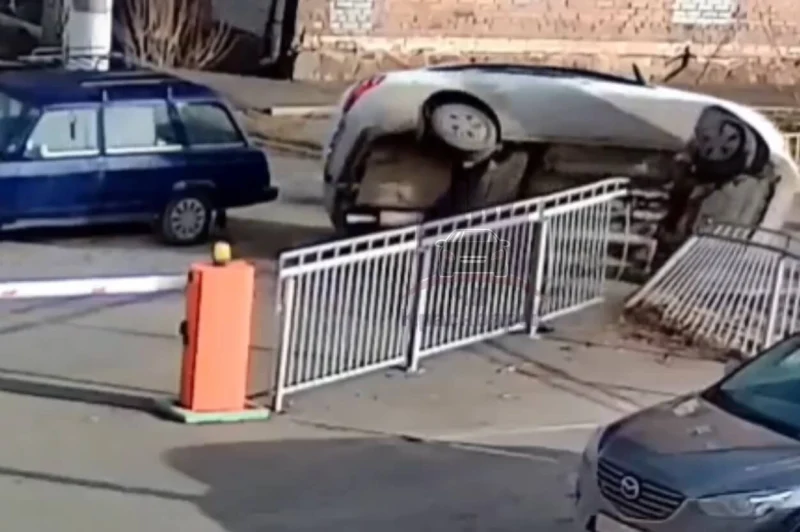  В Красноярске водитель наехал на ограждение и опрокинул автомобиль