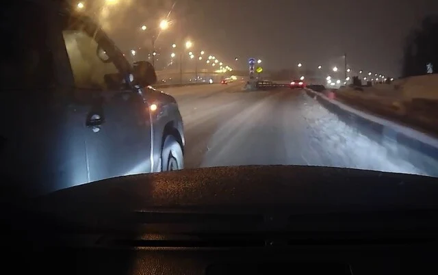  &laquo;Признали меня виновным&raquo;: два автомобиля столкнулись в Москве