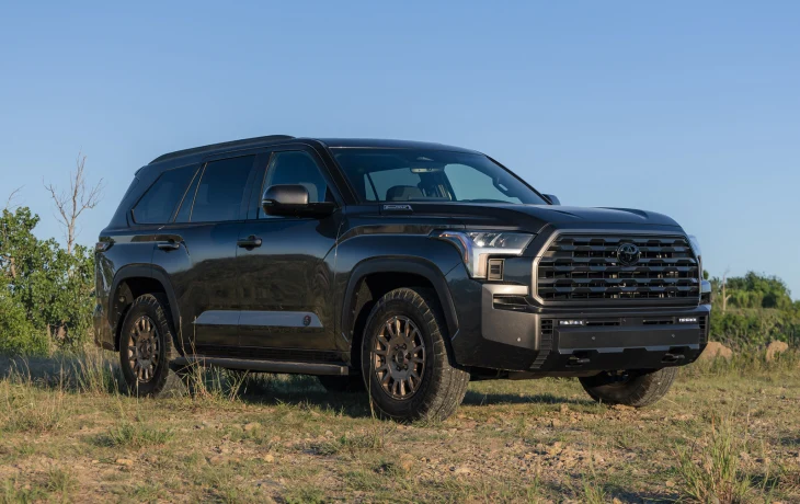 Полноразмерный внедорожник Toyota Sequoia получил обновки вслед за родственным пикапом
