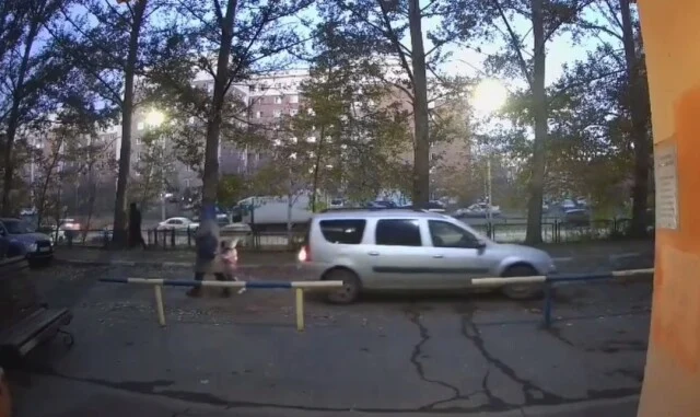  В Омске водитель &laquo;Ларгуса&raquo; двигался задним ходом и сбил женщину с ребенком