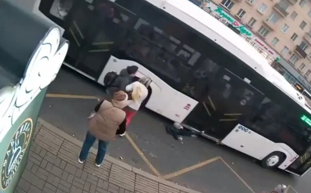  В Омске водитель автобуса зажал дверями ребенка и тащил его за собой несколько метров