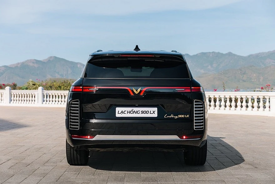 Представленный в прошлом году кроссовер VinFast Lac Hong 900 LX на базе массового электрокара VinFast VF 9