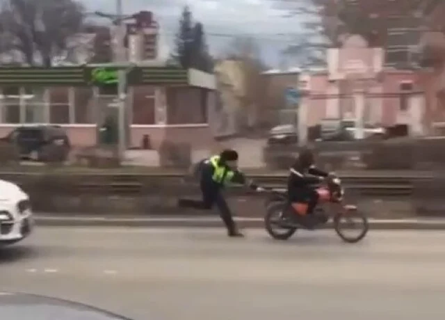  Задержание нарушителя в Барнауле: инспектор ДПС догнал мотоциклиста и повалил его на асфальт