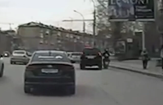  В Новосибирске водитель внедорожника при перестроении не заметил мотоцикл