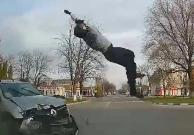  Автомобиль и мотоцикл столкнулись на перекрестке в Армавире