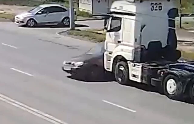  Авария в Новосибирске: легковой автомобиль попал в слепую зону большегруза