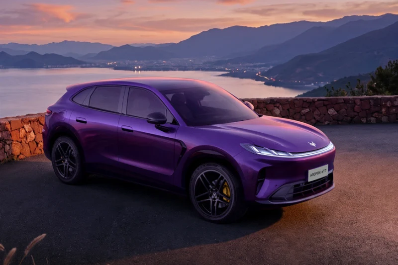 Кроссовер Arcfox Alpha T7 со спортивным имиджем от BAIC: показан интерьер