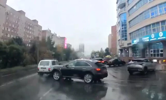  &laquo;Решил, что его пропускают&raquo;: Niva и Infiniti столкнулись на одной из улиц Омска