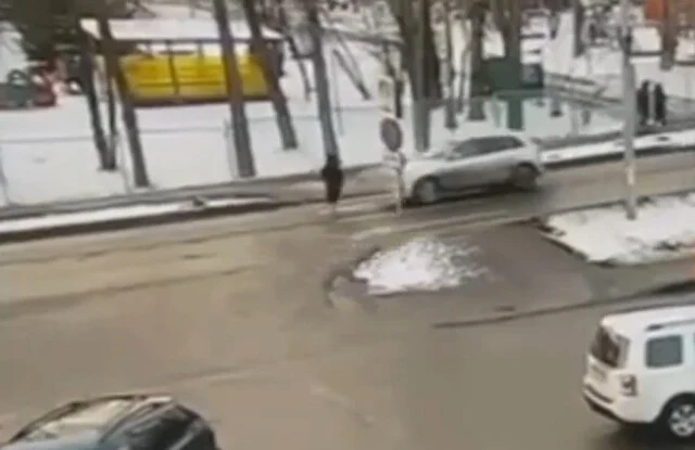 &laquo;Отбросило на другую машину&raquo;: в Новой Москве девушка на Audi сбила переходившую дорогу школьницу