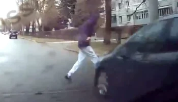 &laquo;Поблагодарил и шагнул под колеса&raquo;: в Калуге автомобиль сбил пешехода в капюшоне