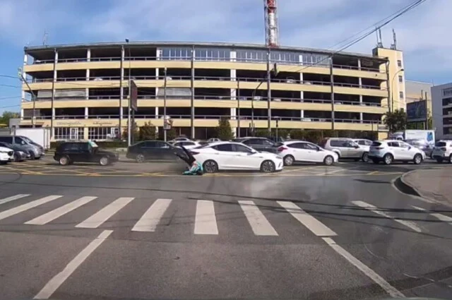  Легковой автомобиль сбил курьера на Боровском шоссе&nbsp;в Москве