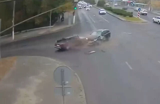  &laquo;Не заметил из-за кустов?&raquo;: ВАЗ-2107 и &laquo;Лада Веста&raquo; столкнулись на перекрестке в Волгограде